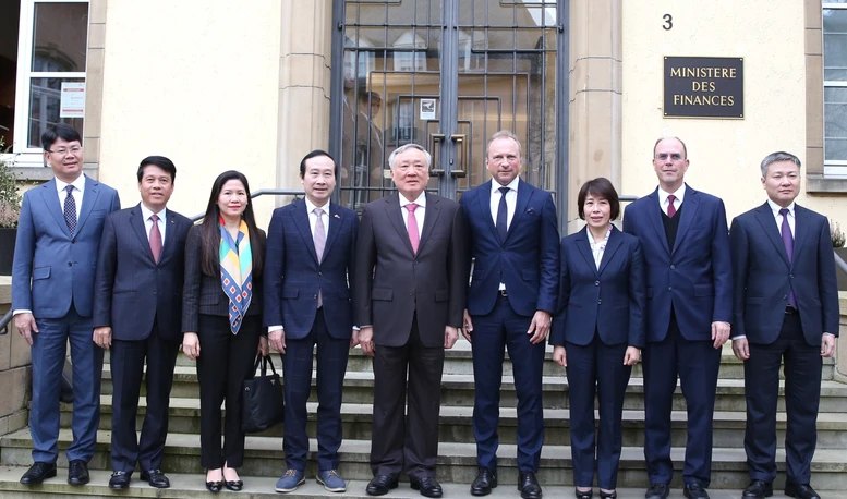 Phó Thủ tướng Thường trực Chính phủ Nguyễn Hòa Bình và Bộ trưởng Tài chính Luxembourg Gilles Roth cùng đoàn đại biểu hai nước.