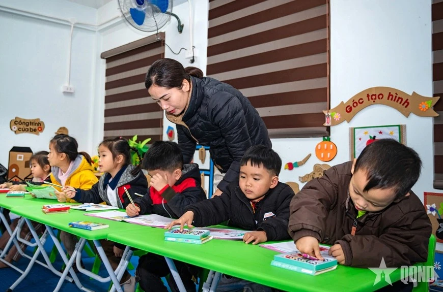 Học sinh lớp 4-5 tuổi của điểm trường liên cấp mới ở thôn Làng Nủ tô màu theo hướng dẫn của cô giáo, tháng 1/2025.