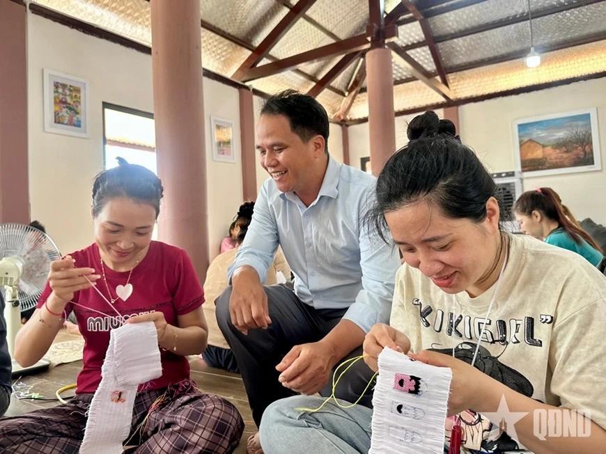 Lớp học thêu dành cho cán bộ, hội viên phụ nữ thôn Làng Nủ, xã Phúc Khánh và địa bàn lân cận.
