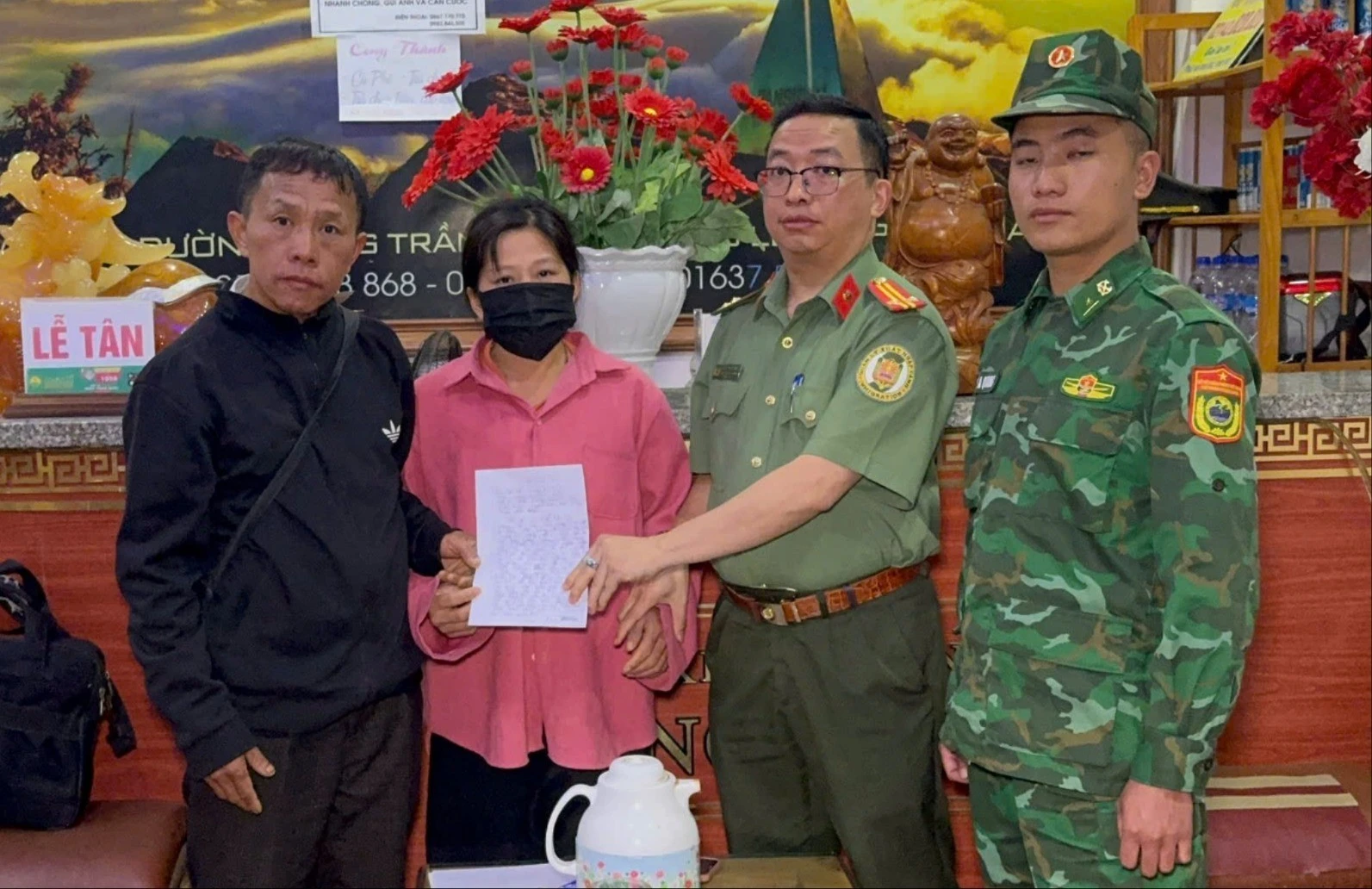 anh-2-luc-luong-chuc-nang-ban-giao-co-gai-ve-voi-gia-dinh-1-5497.jpg