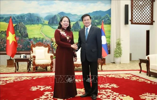 Tổng Bí thư, Chủ tịch nước Lào Thongloun Sisoulith (phải) tiếp Phó Chủ tịch nước Việt Nam Võ Thị Ánh Xuân sang thăm chính thức Lào.