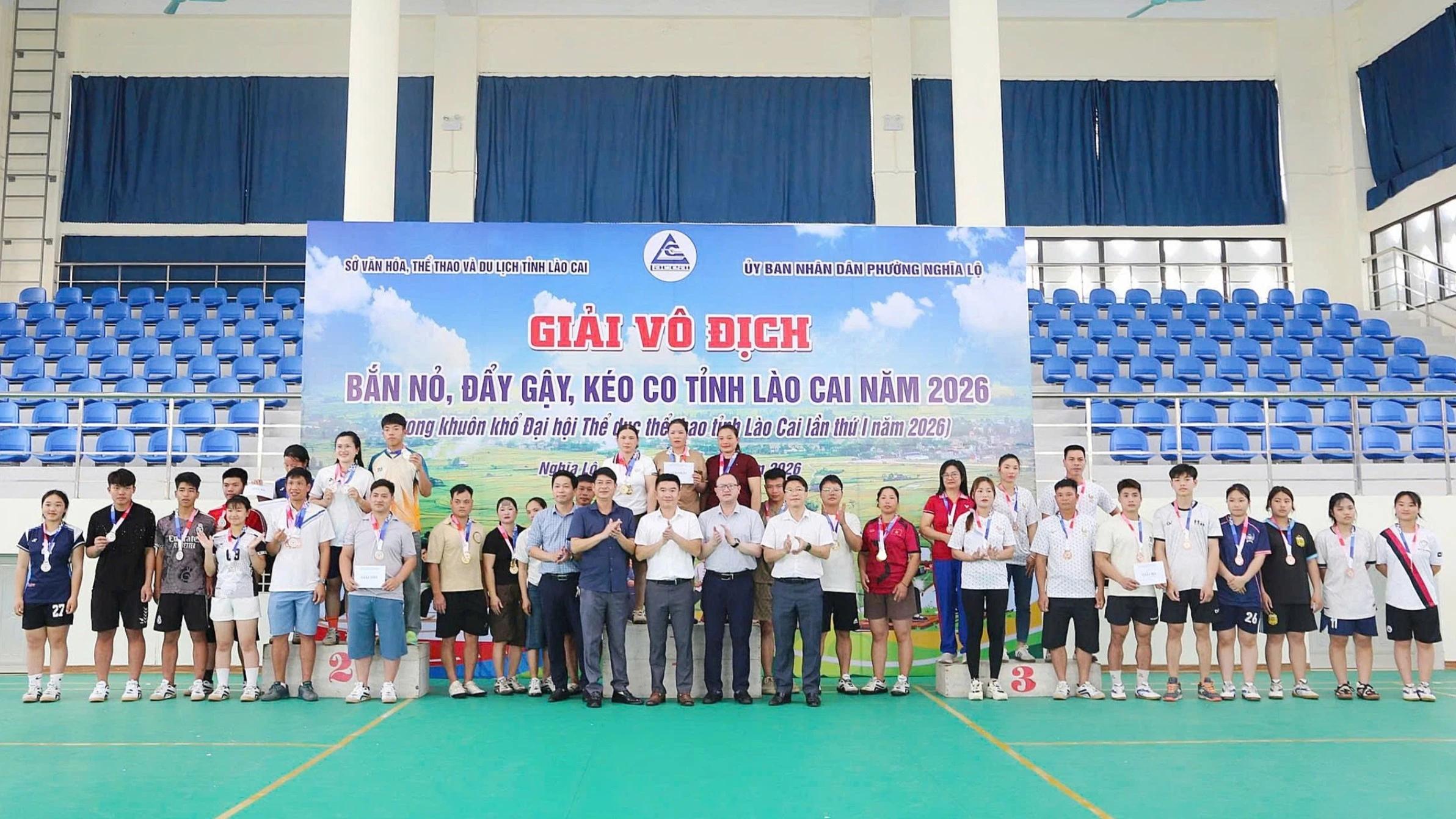 btc-trao-giai-nhat-nhi-ba-o-noi-dung-keo-co-nam-nu-7052.jpg