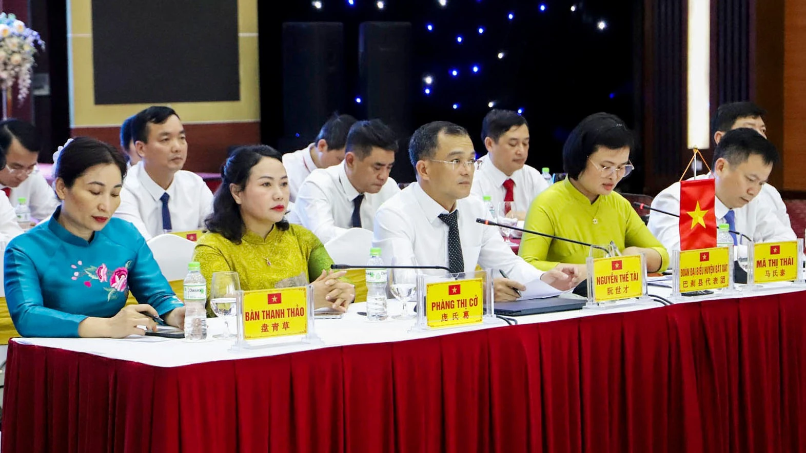 doan-dai-bieu-huyen-bat-xat-tham-du-hoi-dam.jpg