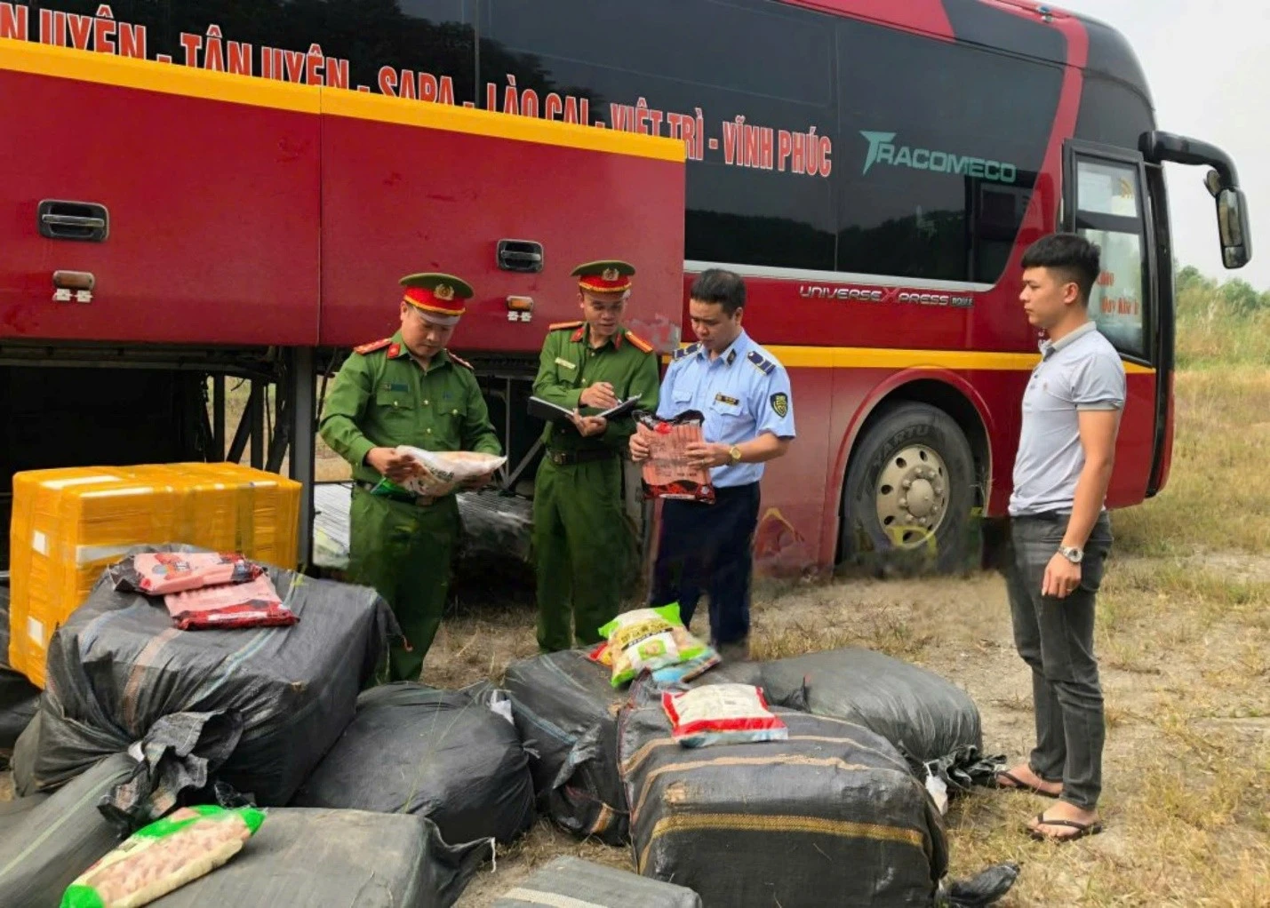 Lực lượng chức năng tiến hành kiểm tra số hàng hóa vi phạm.