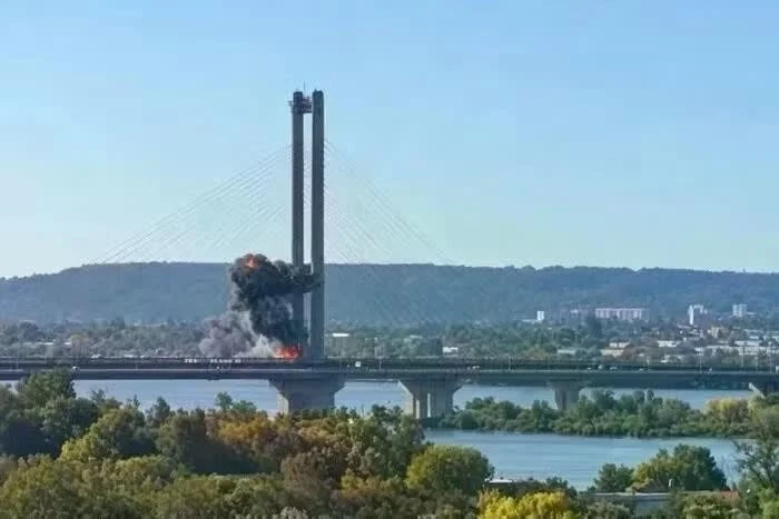 Khoảnh khắc vụ nổ xảy ra trên cầu Nam ở Kiev. Ảnh: ua.news