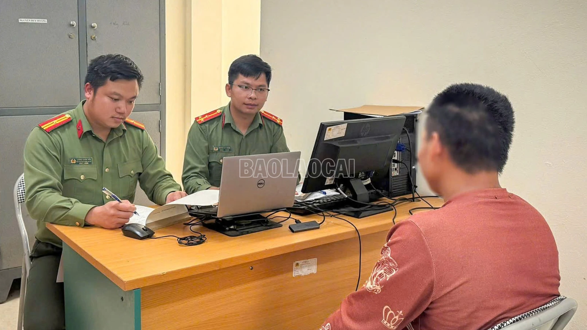 baolaocai-c_cong-an-xa-y-ty-trieu-tap-h-den-tru-so-lam-viec-3316.jpg