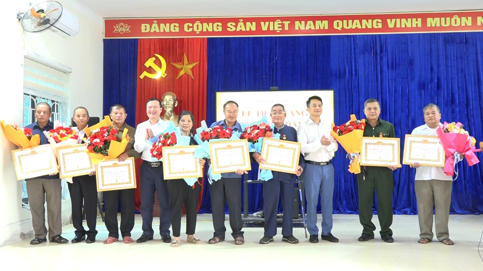 cac-dong-chi-lanh-dao-xa-tu-le-trao-huy-hieu-dang-cho-cac-dang-vien.jpg