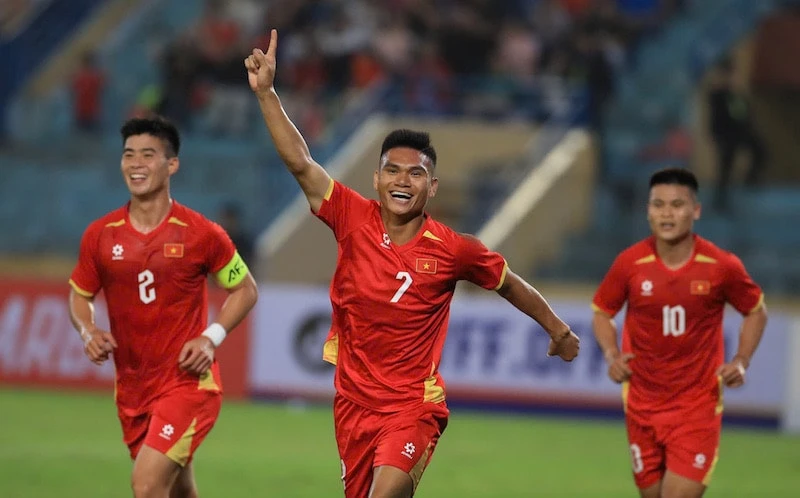 Các cầu thủ tuyển Việt Nam ăn mừng chiến thắng Bangladesh 3-0 tối 26/3.