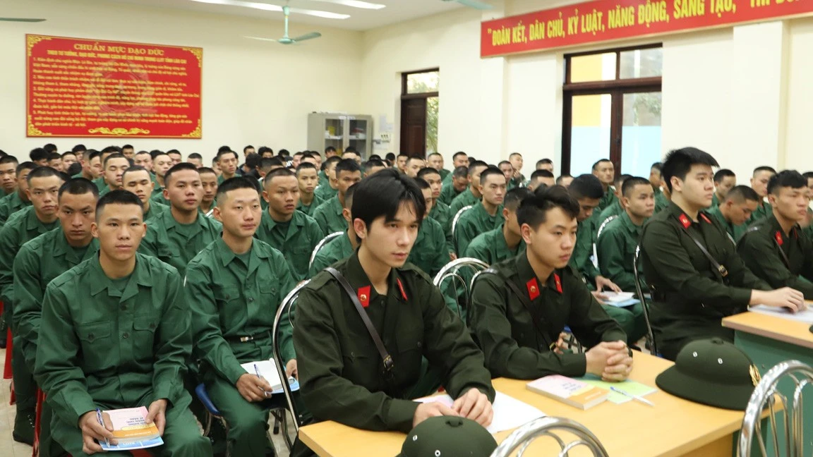 hoc-vien-tham-gia-lop-boi-duong-nhan-thuc-ve-dang.jpg