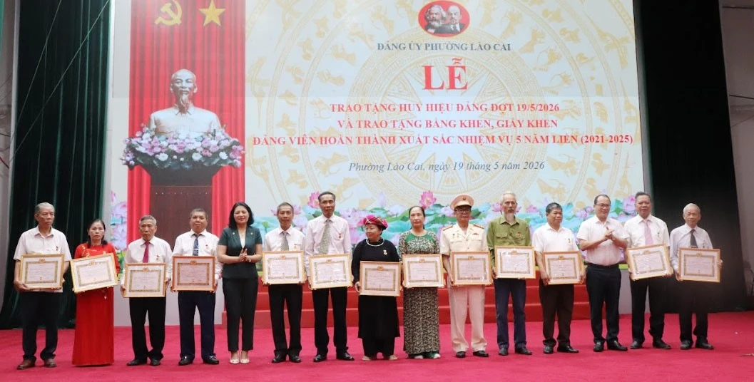 Thường trực Đảng ủy phường trao Huy hiệu Đảng cho các đảng viên.