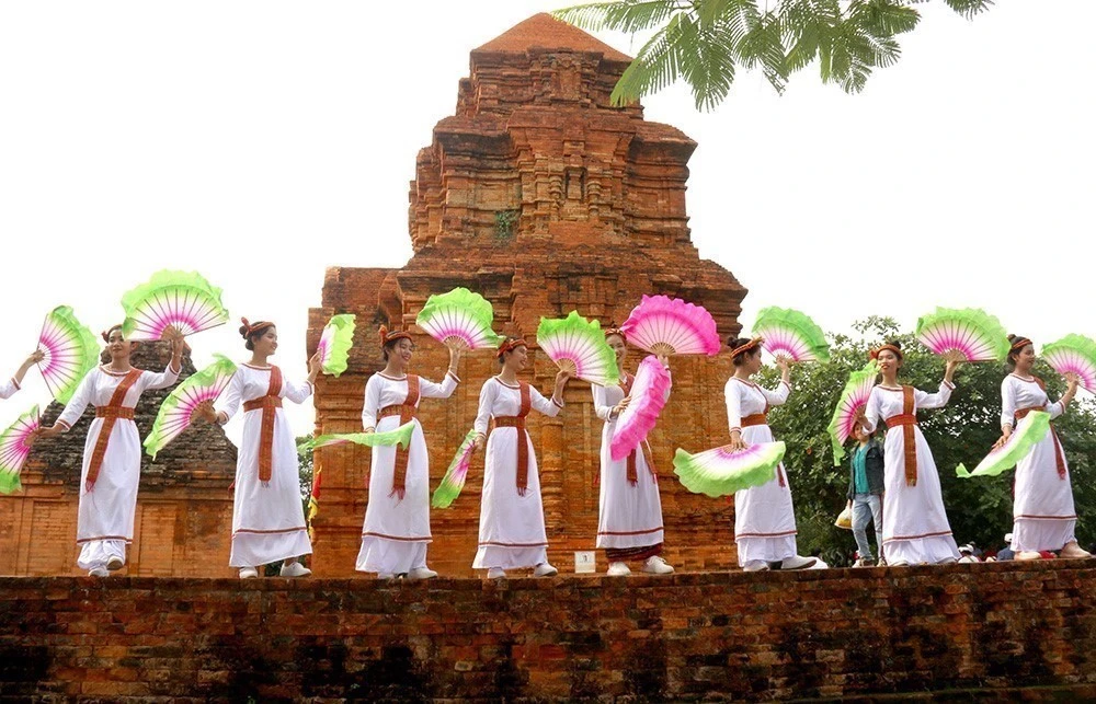 Lễ hội Katê của đồng bào Chăm theo đạo Bà la môn tỉnh Bình Thuận không chỉ đáp ứng nhu cầu văn hoá tâm linh của đồng bào Chăm mà còn là dịp để thu hút du khách tham quan, tìm hiểu nét đặc trưng của cộng đồng người Chăm.