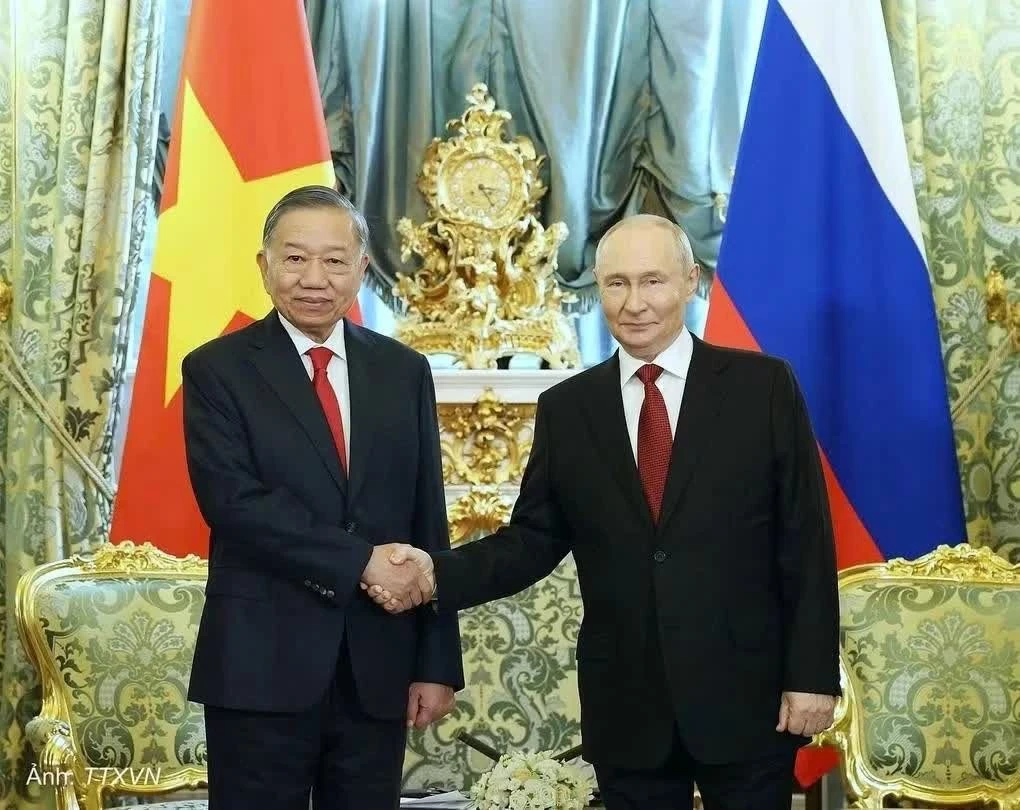 Tổng Bí thư, Chủ tịch nước Tô Lâm và Tổng thống Nga Vladimir Putin chụp ảnh chung trước hội đàm tại Điện Kremlin hôm 9/9. Ảnh: TTXVN
