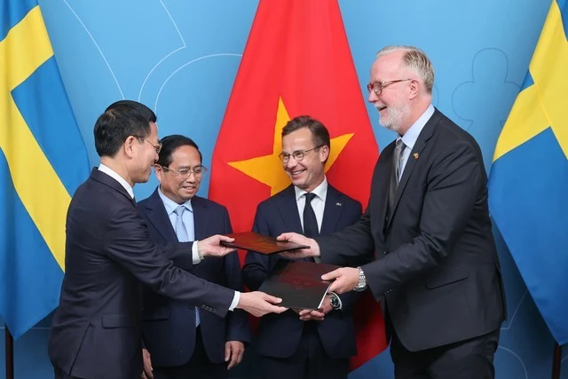 Thủ tướng Phạm Minh Chính và Thủ tướng Thụy Điển Ulf Kristerson chứng kiến lễ trao thỏa thuận Đối tác chiến lược ngành về hợp tác khoa học, công nghệ, đổi mới sáng tạo và chuyển đổi số giữa Bộ Khoa học và Công nghệ Việt nam và Bộ Ngoại giao Thuỵ Điển.