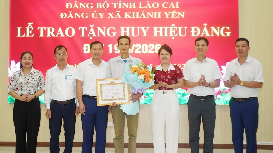 Thường trực Đảng ủy xã Khánh Yên trao Huy hiệu Đảng cho đảng viên.