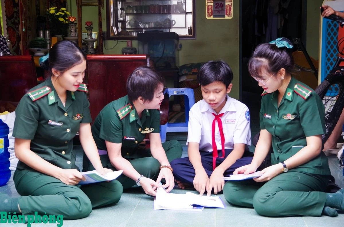 Cán bộ, hội viên phụ nữ thăm hỏi, tặng quà và nắm tình hình học tập của “Con nuôi” thuộc chương trình “Mẹ đỡ đầu”.
