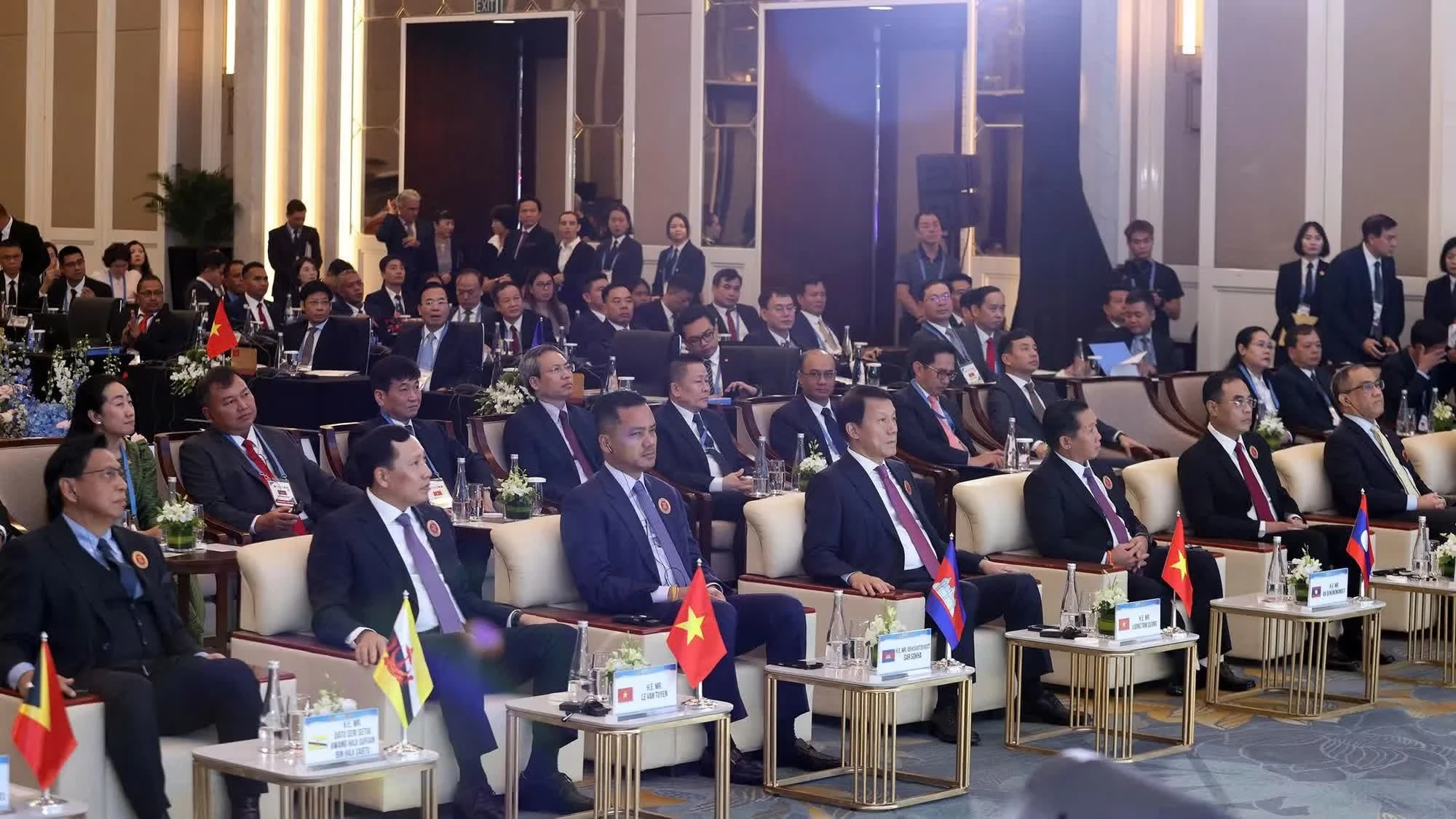Bộ trưởng Lương Tam Quang với các đại biểu tham dự hội nghị.