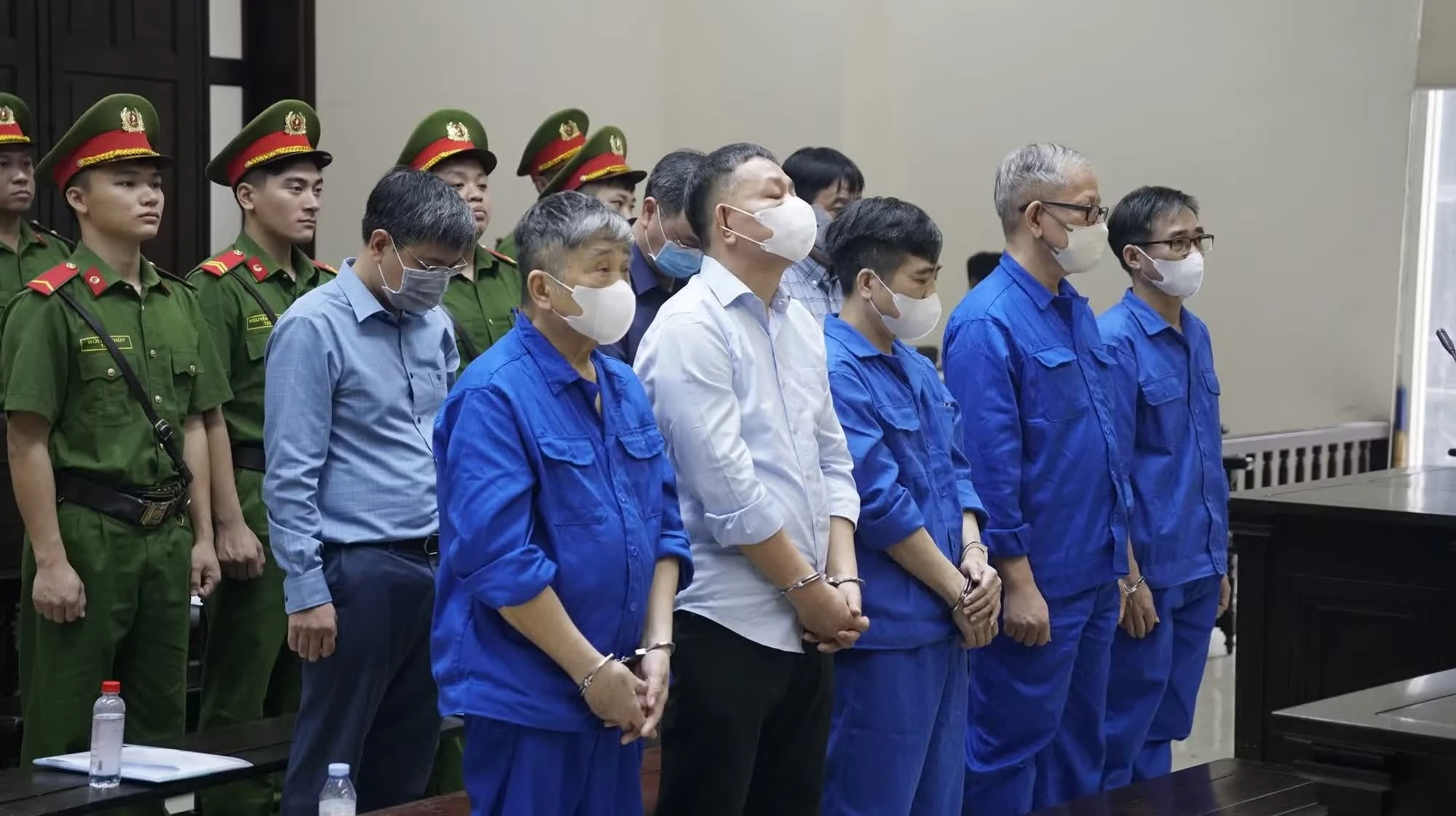 Các bị cáo tại phiên tòa phúc thẩm.