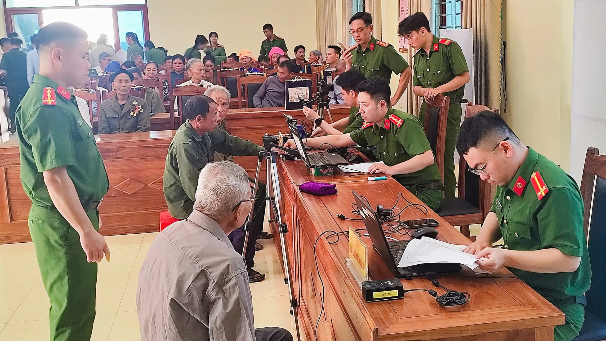 ngay-tu-sang-som-rat-dong-than-nhan-da-co-mat.jpg