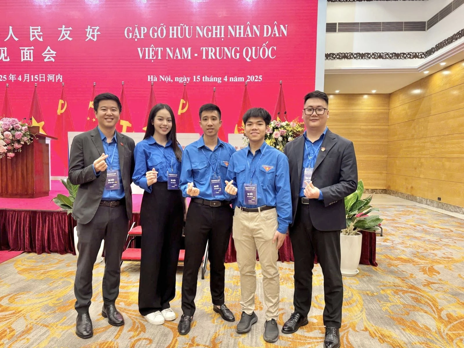 Bạn Nguyễn Hữu Tiến Hưng (thứ hai từ phải) chụp ảnh kỷ niệm cùng các thanh niên tiêu biểu tại chương trình "Gặp gỡ hữu nghị Nhân dân Việt Nam - Trung Quốc"