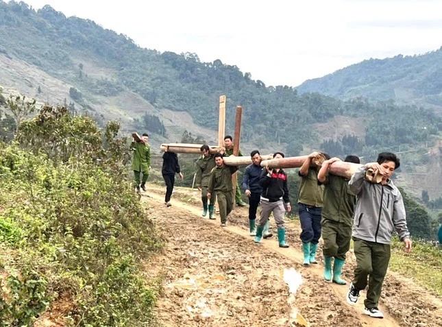 Tuyến đường có nhiều đoạn còn bùn lầy, dốc đứng.
