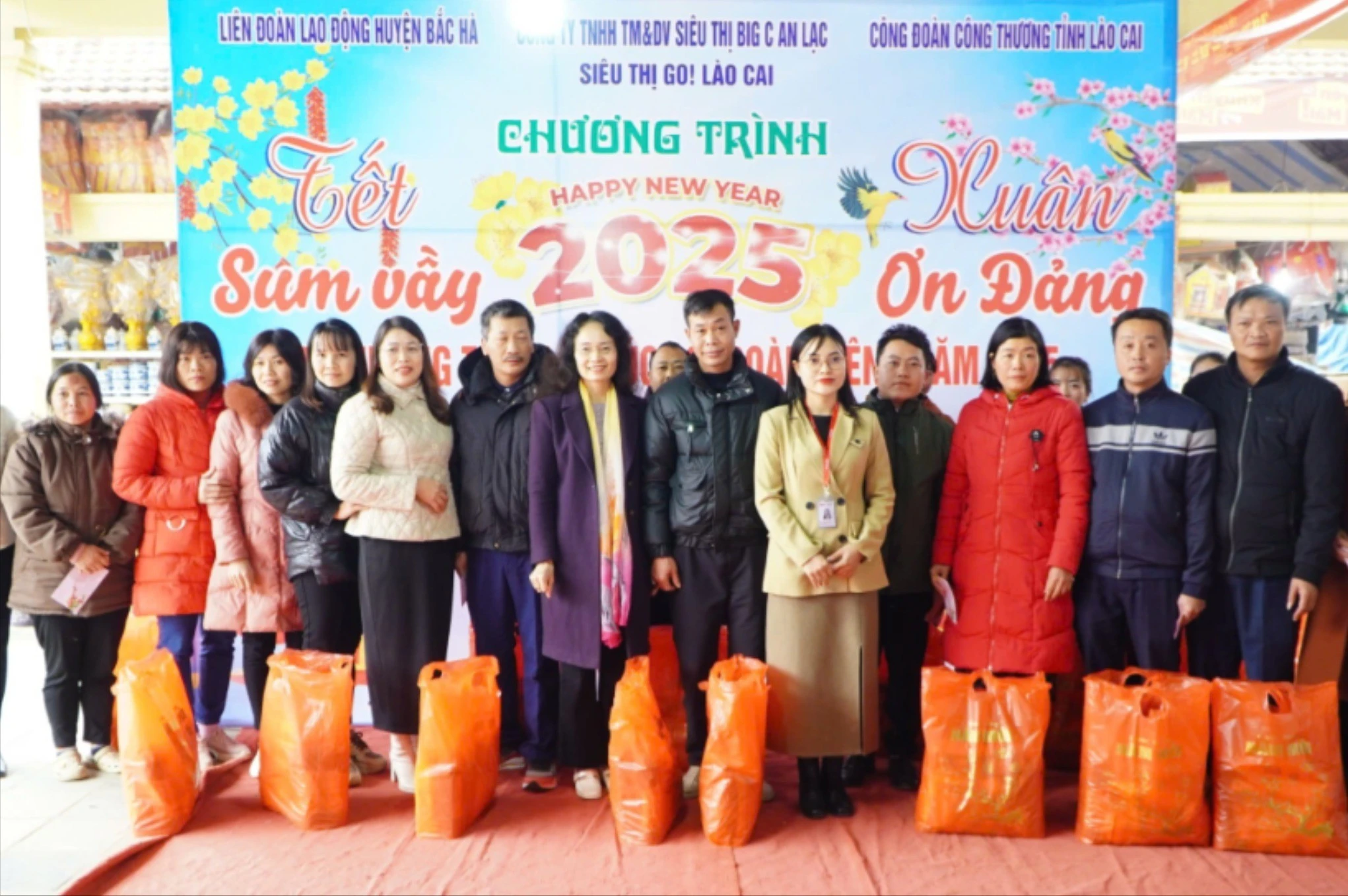lien-doan-lao-dong-huyen-tang-qua-tet-7954.jpg