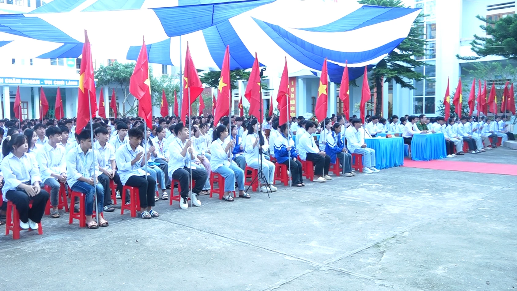 Đại biểu và học sinh tham dự lễ khai giảng.