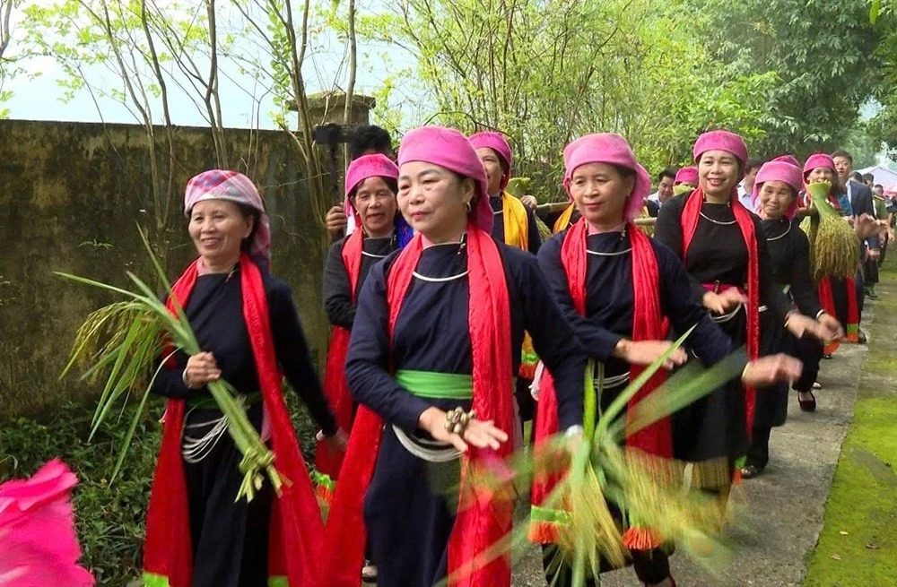Nghề làm cốm đã gắn bó với đời sống qua nhiều thế hệ người dân Hợp Thành.