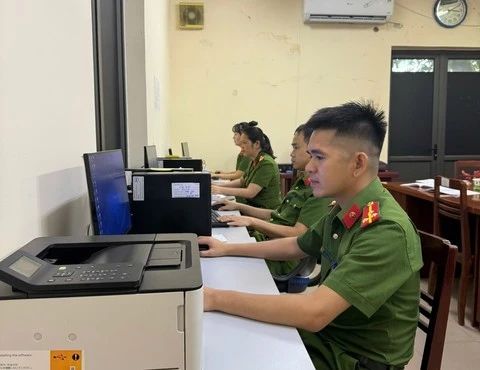 Đội Tàng thư căn cước Công an tỉnh Thái Nguyên tra cứu phục vụ công tác làm sạch dữ liệu đất đai.