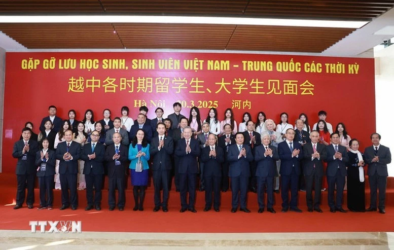 Tổng Bí thư Tô Lâm và các đại biểu dự chương trình Gặp gỡ lưu học sinh, sinh viên Việt Nam-Trung Quốc các thời kỳ.