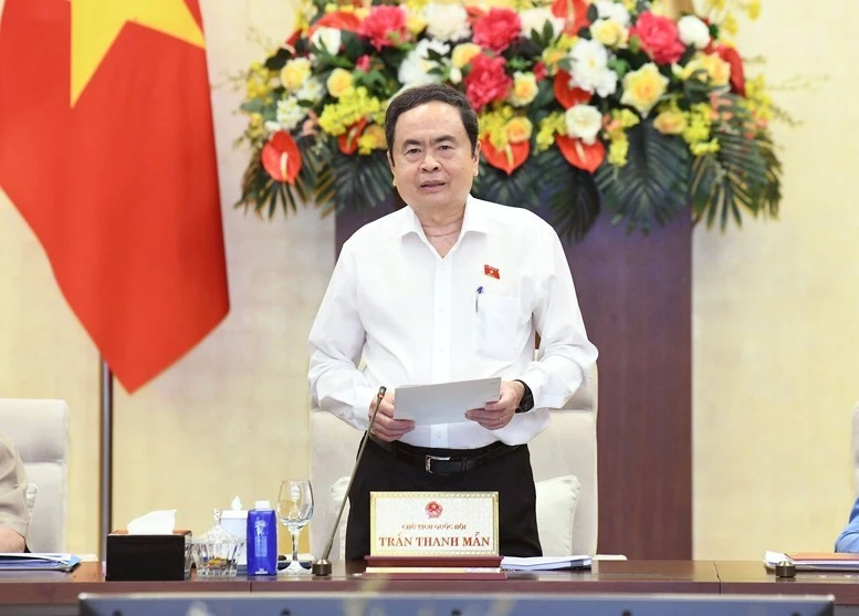 Chủ tịch Quốc hội Trần Thanh Mẫn đề nghị các cơ quan, tổ chức hữu quan và Ủy ban Thường vụ Quốc hội nghiên cứu kỹ lưỡng tài liệu, phát huy kết quả những phiên họp trước, bảo đảm hoàn thành tốt nội dung chương trình phiên họp.