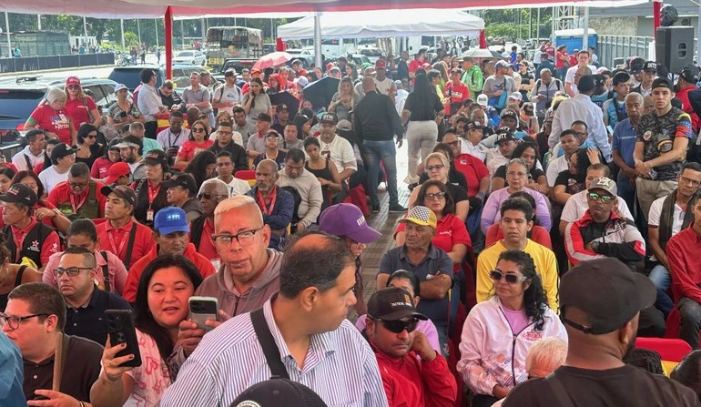 Đông đảo quần chúng nhân dân thành phố Caracas tham dự Lễ kỷ niệm 80 năm Quốc khánh Việt Nam.