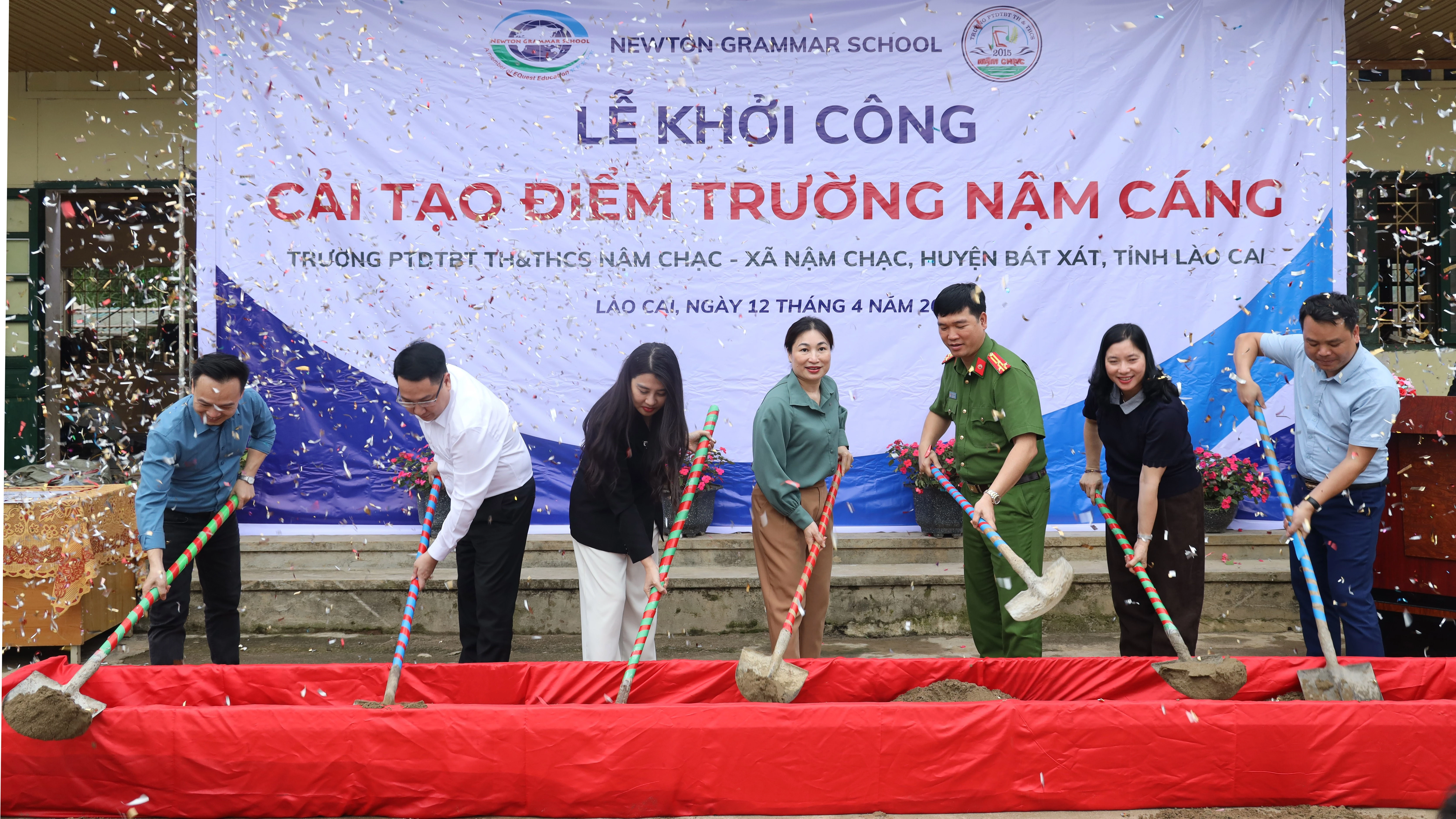 dai-dien-don-vi-tai-tro-va-chinh-quyen-dia-phuong-tien-hanh-le-khoi-cong-xay-dung-8578.jpg