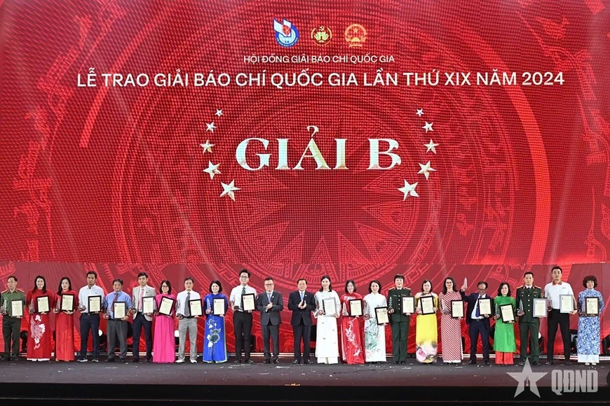 Đồng chí Lại Xuân Môn, Ủy viên Trung ương Đảng, Phó trưởng ban Thường trực Ban Tuyên giáo và Dân vận Trung ương cùng đồng chí Lê Quốc Minh, Ủy viên Trung ương Đảng, Phó trưởng ban Ban Tuyên giáo và Dân vận Trung ương, Tổng biên tập Báo Nhân Dân, Chủ tịch Hội Nhà báo Việt Nam trao giải cho các tác giả, nhóm tác giả đoạt giải B, Giải báo chí Quốc gia lần thứ XIX.