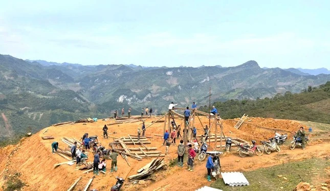 Ngay trong buổi sáng 20/3, toàn bộ đồ đạc, khung nhà của hai gia đình ông Lồ Seo Tểnh và ông Lồ Seo Lềnh đã được chuyển đến vị trí mới.
