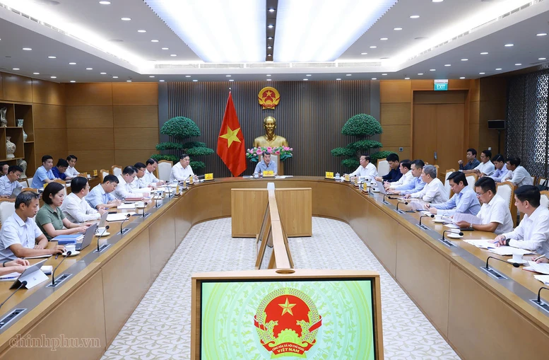 Thủ tướng Lê Minh Hưng chủ trì cuộc họp kiểm điểm tình hình triển khai, thúc đẩy giải ngân các dự án trọng điểm ngành giao thông vận tải - Ảnh: chinhphu.vn/Nhật Bắc