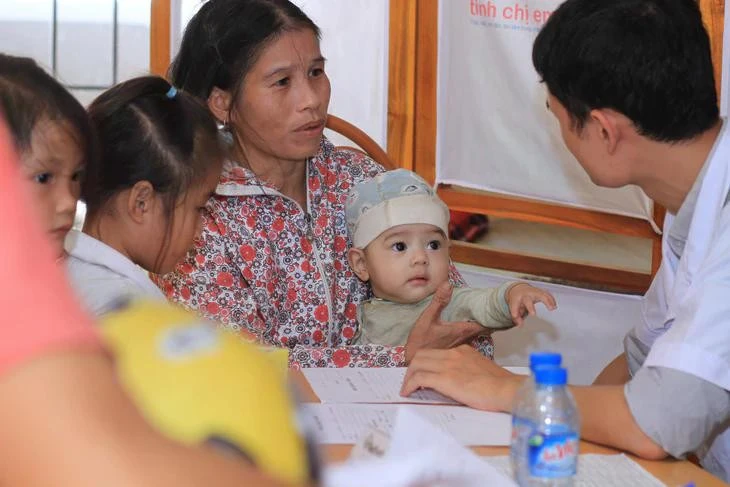 Nhân viên y tế, cô đỡ thôn bản là "cánh tay nối dài" của ngành y tế. Ảnh: T.A