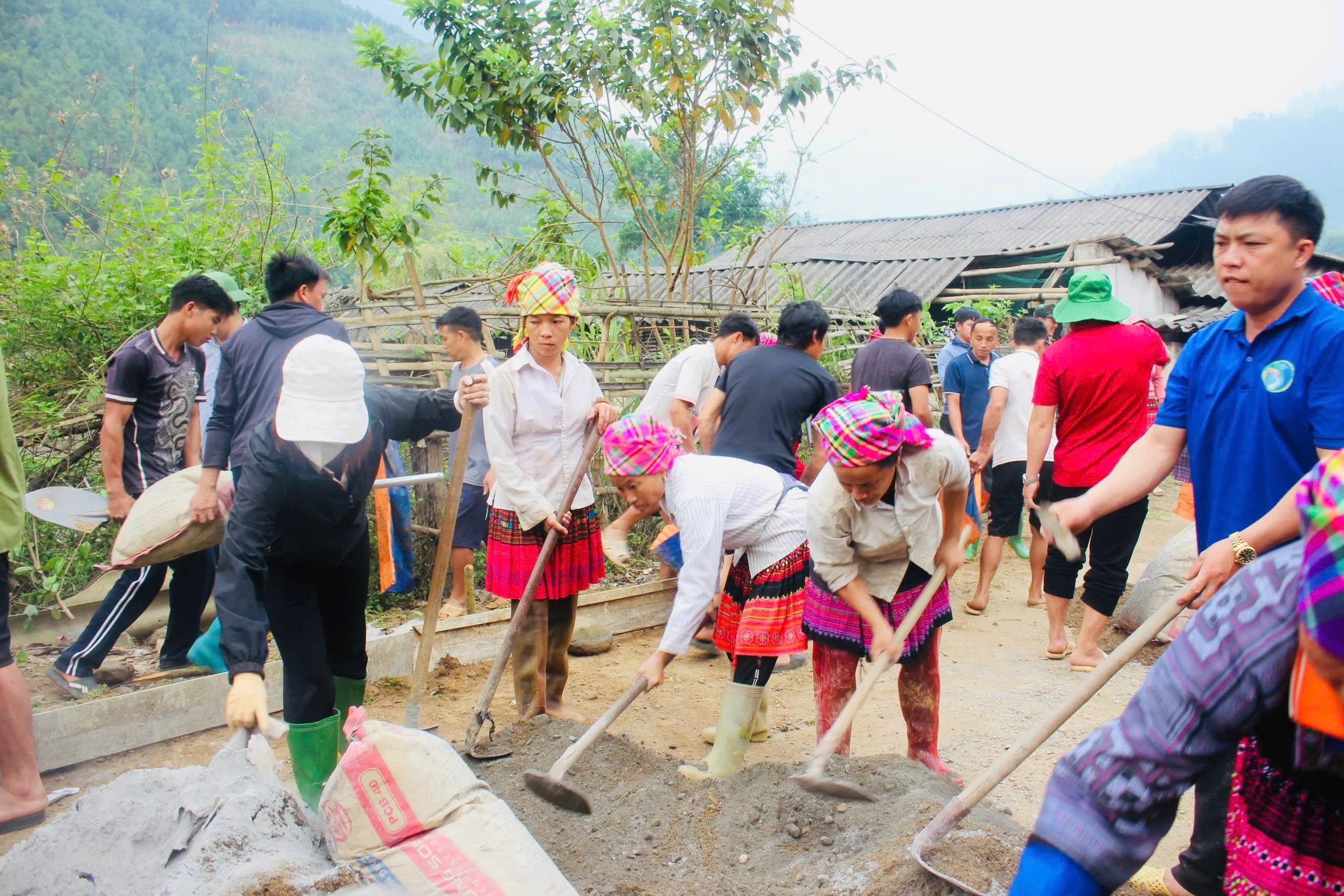 nguoi-dan-thon-lang-linh-xa-tram-tau-tham-gia-lam-duong-giao-thong-nong-thon.jpg