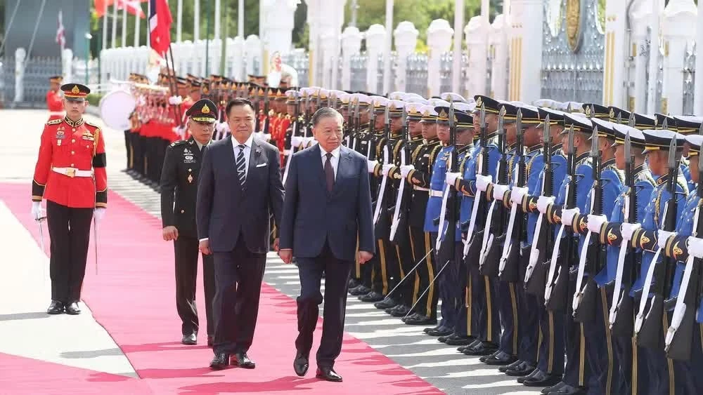 Lễ đón chính thức Tổng Bí thư, Chủ tịch nước Tô Lâm và Phu nhân cùng đoàn đại biểu cấp cao Việt Nam được tổ chức trọng thể tại Tòa nhà Chính phủ Thái Lan ở thủ đô Bangkok.