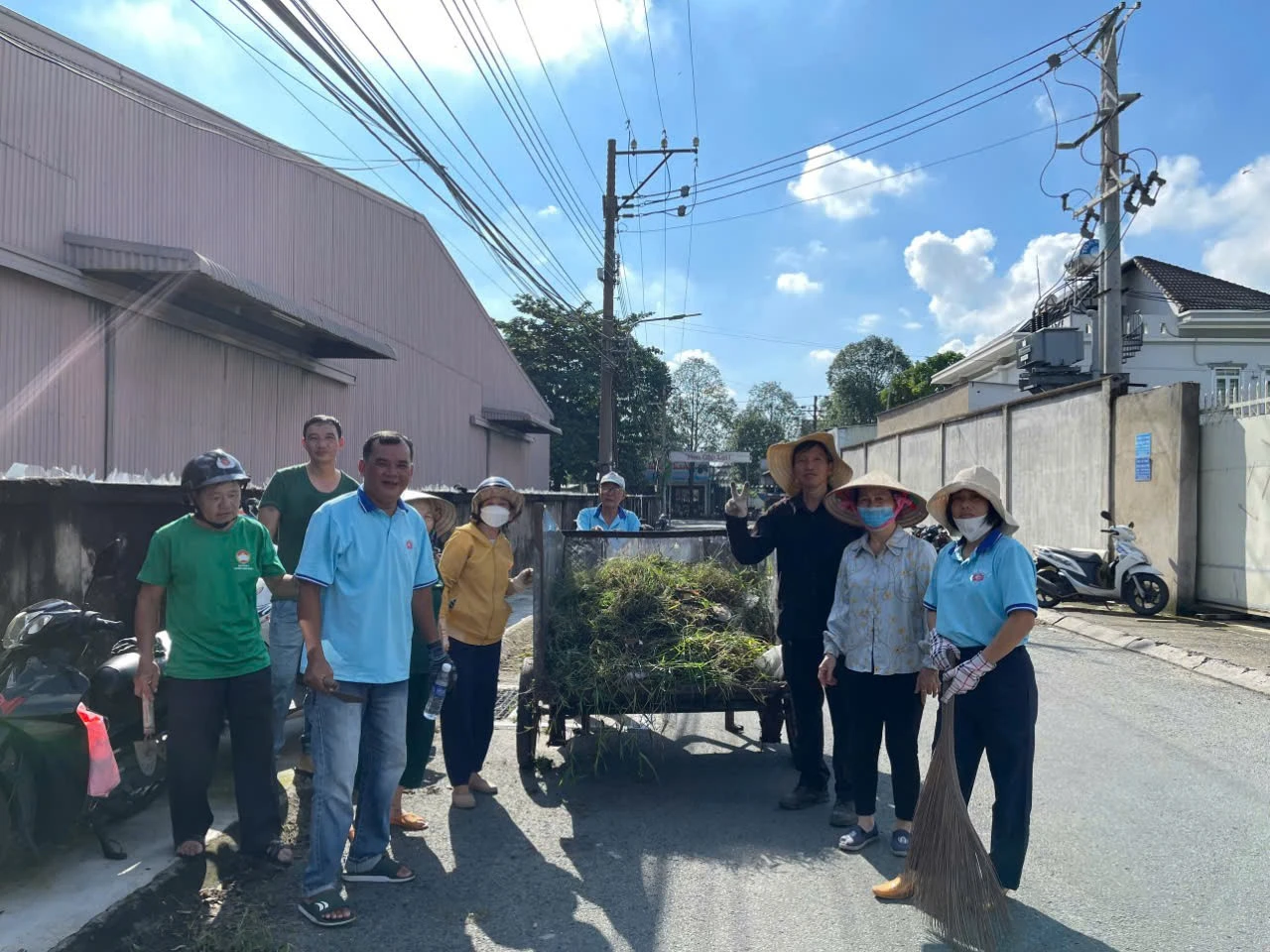 Một buổi tình nguyện dọn vệ sinh môi trường tại phường Chánh Nghĩa.