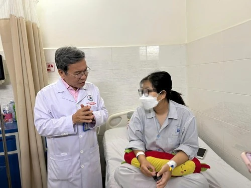 Cô gái trẻ 18 tuổi bị suy thận giai đoạn 3 đang điều trị tại Bệnh viện Thống Nhất (TP HCM).