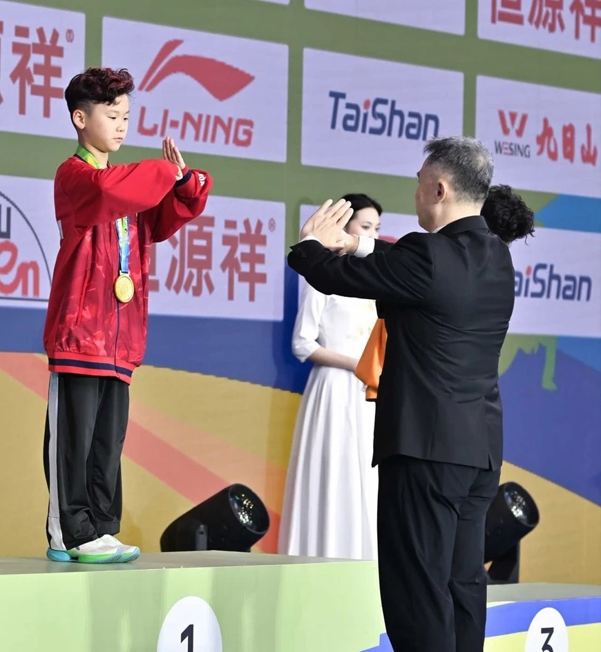 Võ sĩ wushu Việt Nam trên bục nhận huy chương vàng.
