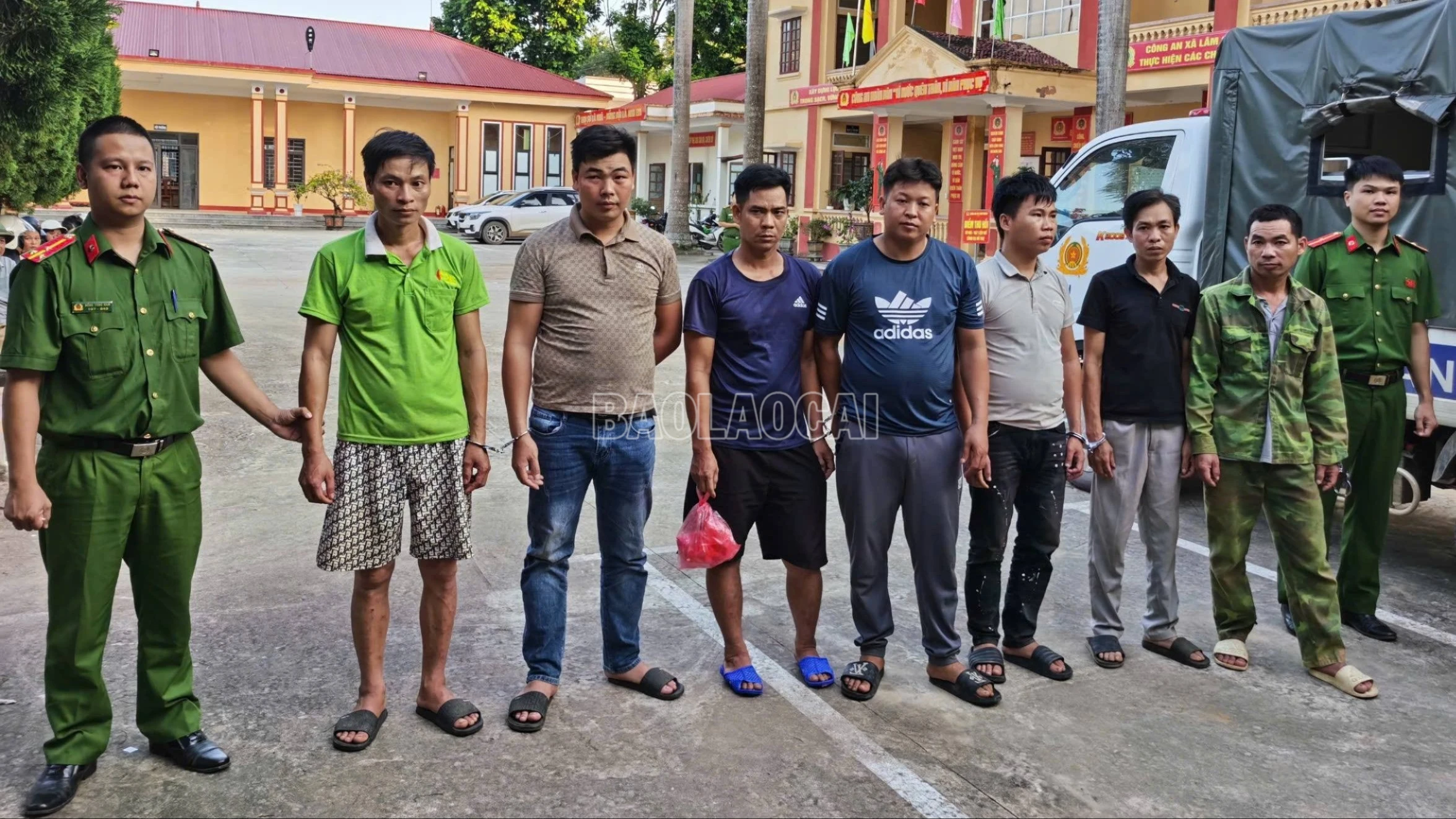 baolaocai-c_cac-doi-tuong-trong-nhom-danh-bac-tai-co-quan-cong-an-xa-lam-giang-3191.jpg