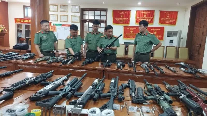 Đại tá Lê Văn Hóa, Phó Giám đốc Công an tỉnh Quảng Trị (thứ 2 từ phải sang) trao đổi về số lượng súng các loại vừa bị bắt giữ.