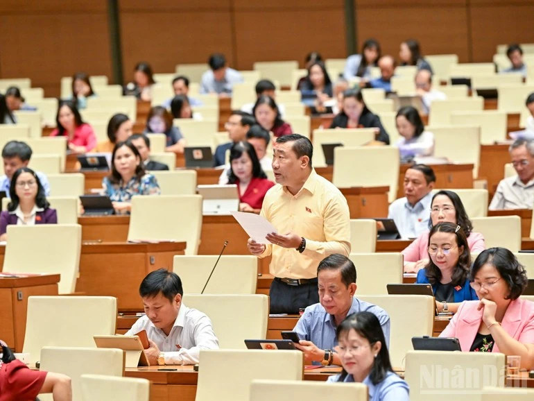 Đại biểu Quốc hội phát biểu thảo luận ở hội trường sáng 23/6.