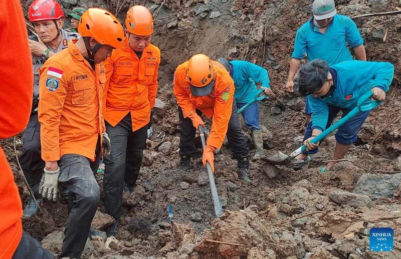 Lực lượng cứu hộ đang tiến hành các hoạt động cứu hộ cứu nạn sau vụ lở đất xảy ra ở làng Ubung Kaja thuộc Denpasar, Bali, Indonesia.