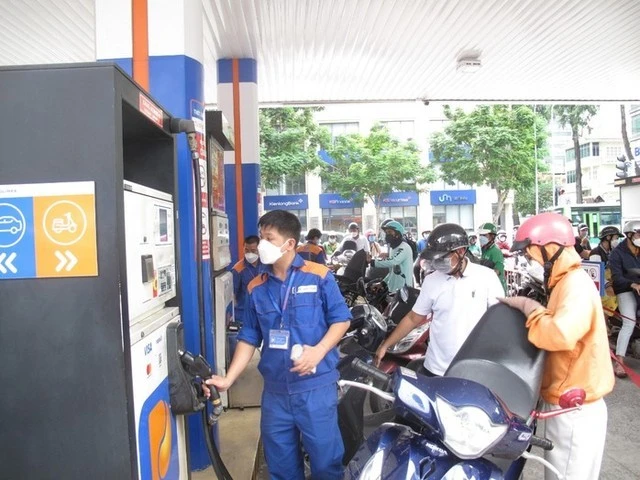 Giá xăng dầu được điều chỉnh giảm.
