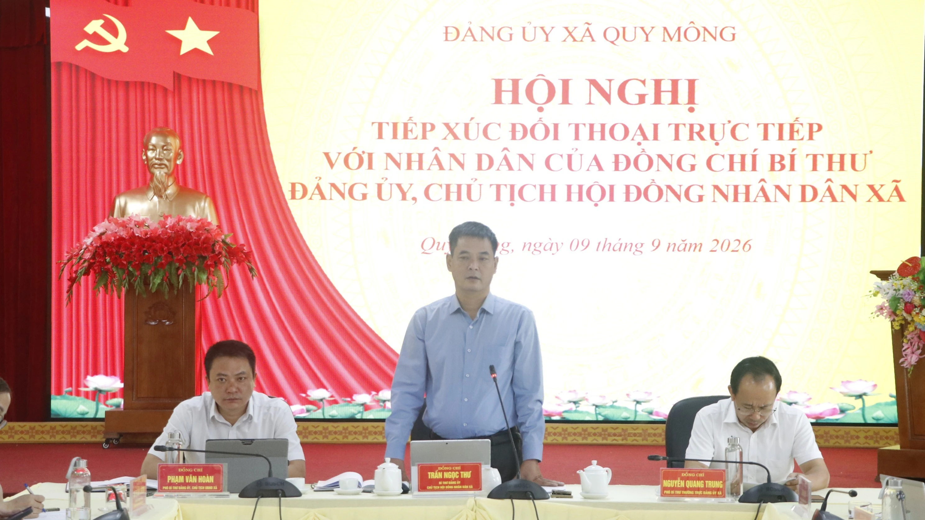 2-dong-chi-tran-ngoc-thu-bi-thu-dang-uy-chu-tich-hdnd-xa-chu-tri-hoi-nghi-8861.jpg