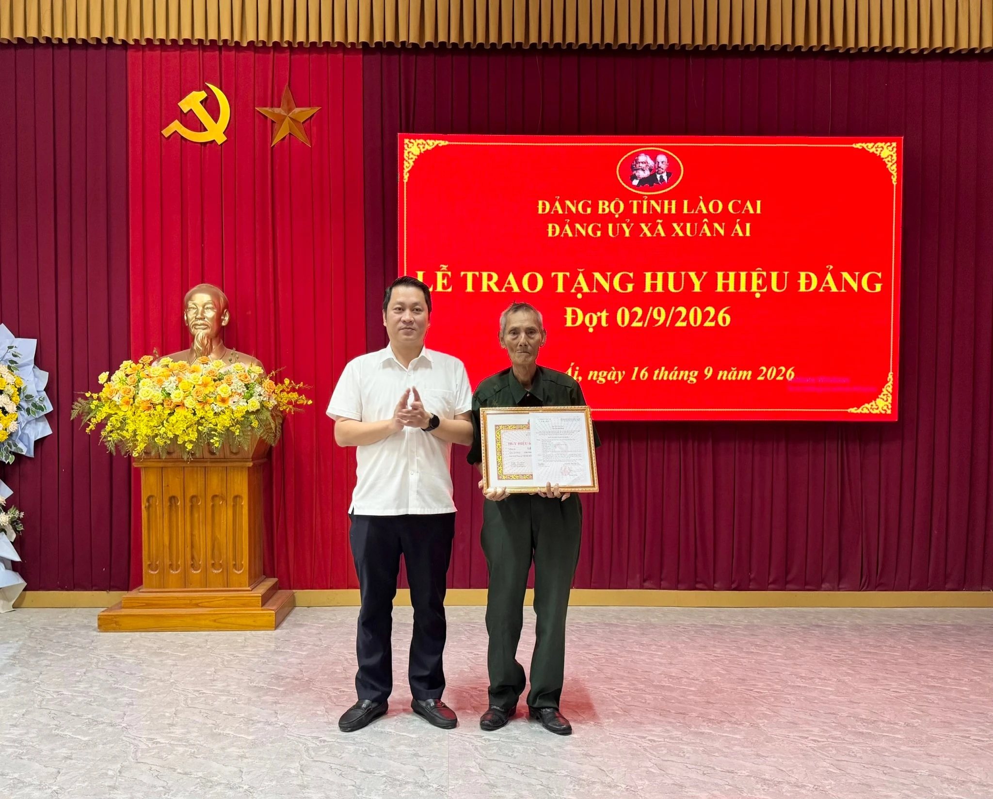 bi-thu-dang-uy-xa-xuan-ai-luu-trung-kien-trao-huy-hieu-60-nam-tuoi-dang-cho-dang-vien-le-duy-thinh.jpg