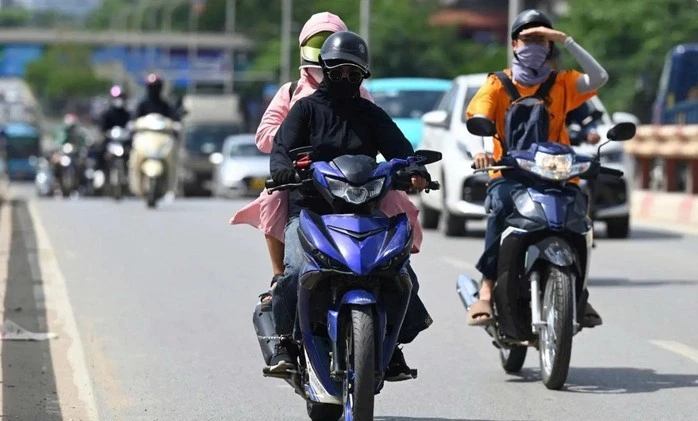 Nắng nóng gay gắt đang diễn ra trên diện rộng ở miền Bắc và miền Trung.