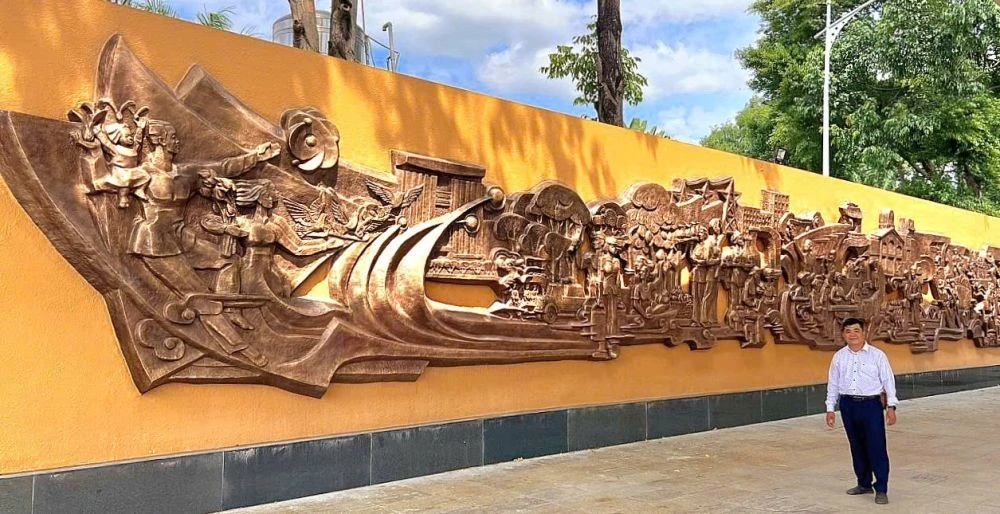 Châu Trâm Anh bên tác phẩm mà anh tận tâm thực hiện.